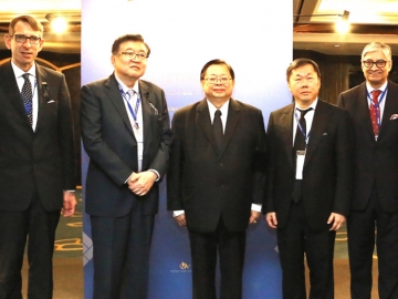 เศรษฐกิจระดับโลก : วีระศักดิ์ ฟูตระกูล ผช.รมว.การต่างประเทศ และ สุทธิภัค จิราธิวัฒน์ รอง กก.ผจก.ใหญ่ บมจ.เซ็นทรัลพัฒนา ร่วมสัมมนา “Horasis Asia Meeting” ซึ่งจัดครั้งแรกนอกภูมิภาคยุโรป เพื่อวิเคราะห์การเป็นพันธมิตรทางเศรษฐกิจ ผลกระทบจากการค้าการลงทุนและการเติบโตอย่างยั่งยืน