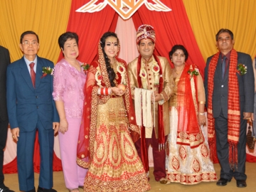 รักเหนือเชื้อชาติ : ดร.ชัชชาติ สิทธิพันธ์ุ ประธานเจ้าหน้าที่บริหาร บริษัทควอลิตี้เฮ้าส์ จำกัด (มหาชน) ร่วมอวยพรในพิธีมงคลสมรสของ มนัสนันท์ ตั้งธันยมนย์ และ ณัฐวุฒิ ศิวะรุจิวงศ์ โดยมี สุวรรณา พุทธประสาท กรรมการบริหาร บมจ.ควอลิติ้เฮ้าส์ ร่วมแสดงความยินดีด้วย ที่ โรงแรมแมนดาริน สามย่าน