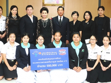 ต่อเนื่อง 4 ปี รวม 10 ทุน : ประจักษ์ - ละออ ตั้งคารวคุณ ประธานที่ปรึกษากลุ่มบริษัททีโอเอ และมูลนิธิคุณแม่ลี้กิมเกียว, วนรัชต์ - ร.ท.พญ.ปิยะชนก ตั้งคารวคุณ ร่วมมอบทุนการศึกษาพยาบาลและผู้ช่วยพยาบาล รวม 550,000 บาท ให้แก่ รศ.ดร.ทัศนีย์ ทองประทีป คณบดีคณะพยาบาลศาสตร์เกื้อการุณย์