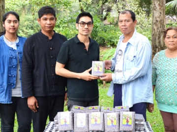 เครือข่าย : ประกิต สุนประชา หัวหน้ากลุ่มข้าวอินทรีย์สุขใจ และภริยา มอบข้าวไรซ์เบอร์รี่อินทรีย์ที่ผลิตเอง จำนวน 1 ตัน ให้แก่ อรุษ นวราช เลขานุการมูลนิธิสังคมสุขใจ เพื่อแจกฟรีแก่ประชาชนในงาน “ตามรอยพระบาท สัมผัสวิถีเกษตรพอเพียง” ระหว่าง 16-18 ธ.ค. 2559 ที่ สวนสามพราน อ.สามพราน จ.นครปฐม