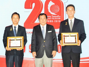 20 ปี แอลทีซี : ดร.ทันสะไหม กมมะสิด รมว.กระทรวงไปรษณีย์ โทรคมนาคม และการสื่อสาร สปป.ลาว มอบเหรียญตราแรงงาน ให้แก่ ปิยะวัฒน์ จริยเศรษฐพงศ์ ผจก.ทั่วไปอาวุโส และ ปวริศร์ เอี่ยมอ่ำ ผจก.ฝ่ายบัญชีและการเงิน บจก.ลาว เทเลคอมมิวนิเคชั่นส์ (แอลทีซี) ในเครือ บมจ.ไทยคม ผู้มีผลงานคุณความดี