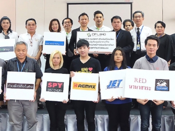 ห้องเรียนเพื่อน้อง ศัลย์ มูลศาสตร์ รอง กก.ผจก.ใหญ่ ฝ่ายบริหารอาคาร บมจ.ซี.พี.แลนด์ พร้อมด้วย 9 ผู้ประกอบการร้านค้าในศูนย์การค้าฟอร์จูนทาวน์ และ บมจ.โมเดอร์นฟอร์มกรุ๊ป ร่วมกันส่งมอบห้องเรียน และอุปกรณ์การเรียนในโครงการ “ซี.พี.แลนด์ อาสา สร้างห้องให้น้องเรียน” ที่โรงเรียนสุรศักดิ์มนตรี เขตดินแดง