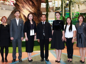 Flora For KING : ประจวบ กันธิยะ รอง ผวจ.เชียงใหม่ เปิดงาน “ตามรอยเท้าพ่อของแผ่นดิน” แสดงประติมากรรมจำลองต้นไม้ใหญ่ สูงกว่า 6 เมตร ซึ่งเปรียบดังพระบารมี โดยมี อรชร จันทร์วิวัฒนา ผอ.อาวุโสฯ สาขาเขตภาคเหนือ บมจ.เซ็นทรัลพัฒนา ร่วมงาน ที่ ศูนย์การค้าเซ็นทรัลพลาซา เชียงใหม่ แอร์พอร์ต