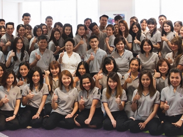 ฉลอง 2 ทศวรรษ : อำพันศรี ชันซื่อ และ นพ.เอกเทศ ชันซื่อ ผู้อำนวยการแพทย์ จัดพิธีทำบุญเลี้ยงพระ ในโอกาสเข้าสู่ปีที่ 20 ของ TRSC ศูนย์เลสิกนานาชาติ สถานพยาบาลเอกชนเฉพาะทางด้านการรักษาสายตาผิดปกติแห่งแรกของไทย โดยมีทีมแพทย์ ผู้บริหาร และพนักงาน ร่วมงาน ที่อาคารอื้อจือเหลียง ถนนพระราม 4