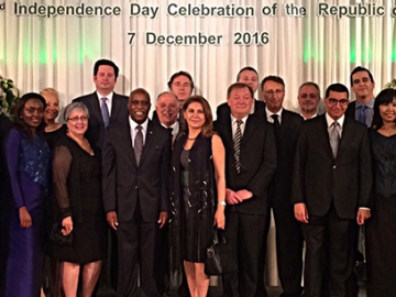 ครบรอบ 53 ปี : Mr.Patrick Simiyu Wamoto เอกอัครราชทูตสาธารณรัฐเคนยาประจำราชอาณาจักรไทย จัดงานเฉลิมฉลองวันเอกราช (ค.ศ.1963) โดยมีคณะทูตานุทูต อาทิ Mr.Peter Prugel เอกอัครราชทูตสหพันธ์สาธารณรัฐเยอรมนีประจำราชอาณาจักรไทย, Dr.Sohail Khan เอกอัครราชทูตสาธารณรัฐอิสลามปากีสถานประจำราชอาณาจักรไทย และ Mr.Abdullah Saleh Ahmed Al-Maimani เอกอัครราชทูตรัฐสุลต่านโอมานประจำราชอาณาจักรไทย ร่วมงาน ที่ โรงแรมเจดับบลิว แมริออท