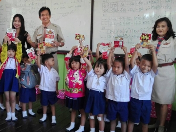 ประโยชน์ต่อสุขภาพ : พีระพล ชั่งใจ ผอ.โรงเรียนทับเขาควาย ต.ห้วยโปง อ.โคกสำโรง จ.ลพบุรี รับมอบฟิชโช ผลิตภัณฑ์ในเครือ บมจ.ไทยยูเนี่ยน กรุ๊ป ซึ่งทำการตลาดและบริหารผลิตภัณฑ์โดย บจก.ธีร์โฮลดิ้ง เพื่อให้น้องๆ ในถิ่นทุรกันดารได้อร่อยด้วย