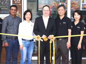 Free WiFi i : ธีระเดช จิราธิวัฒน์ ปธ.จนท.บห.กลุ่มธุรกิจ CRG เปิดร้านเคเอฟซี สาขาใหม่ ที่ให้บริการแบบไดรฟ์ทรู สาขาแรกภายใต้การบริหารงานของ บจก.เซ็นทรัล เรสตอรองส์ กรุ๊ป ในคอนเซ็ปต์ New Gen ที่ทันสมัย สะดวกสบาย อิ่มอร่อยง่ายโดยไม่ต้องลงจากรถ ที่ ร้าน เคเอฟซี สาขาติวานนท์-ปากเกร็ด36