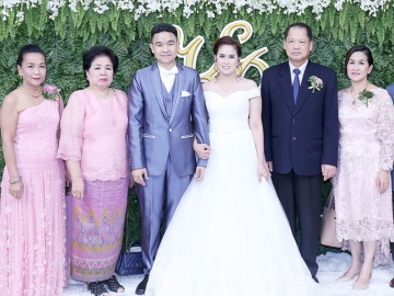 หนึ่งนางกลางใจ : เฉลิมพร พิรุณสาร อดีตปลัดกระทรวงเกษตรและสหกรณ์ และภริยา เป็นประธานพิธีฉลองมงคลสมรส ประภาพร ปรุงกลาง บุตรี ประกอบ–พเยาว์ ปรุงกลาง กับ ชุณหพงศ์ คงจินดา บุตร ฉัตรอร คงจินดา ที่ โรงแรม
มิราเคิล แกรนด์ คอนเวนชั่น