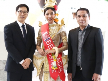 Best Model of The World 2016 : มร.จูน เค ปาร์ค รอง ผจก.ทั่วไป โรงแรมโนโวเทล สุวรรณภูมิ แอร์พอร์ต ยินดีกับ ชนกพิมพ์มาดา ฉัตรเมืองปัก มิสแกรนด์สระบุรี 2016 ที่ได้รับตำแหน่ง Miss Best Asia และ International Costume จากเวทีประกวดที่ สาธารณรัฐตุรกี