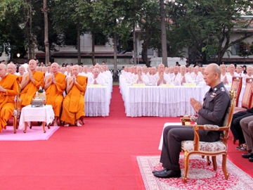 แด่พ่อหลวง : พล.ต.ท.ต่อศักดิ์ สอาดพรรค รรท.ผู้ช่วย ผบ.ตร. เป็นประธานในพิธีอุปสมบทหมู่ข้าราชการตำรวจ จำนวน 150 นาย รวม 21 วัน ในห้วงการประกอบพิธีบำเพ็ญพระราชกุศลปัญญาสมวาร (50 วัน) เพื่อน้อมอุทิศถวายเป็นพระราชกุศล แด่พระบาทสมเด็จพระปรมินทรมหาภูมิพลอดุลยเดช โดยท่านเจ้าประคุณสมเด็จพระธีรญาณมุนี เจ้าอาวาสวัดเทพศิรินทราวาส เป็นประธานฝ่ายสงฆ์ และ พล.ต.อ.เฉลิมเกียรติ ศรีวรขาน รอง ผบ.ตร.ร่วมในพิธี ณ วัดเทพศิรินทราวาส