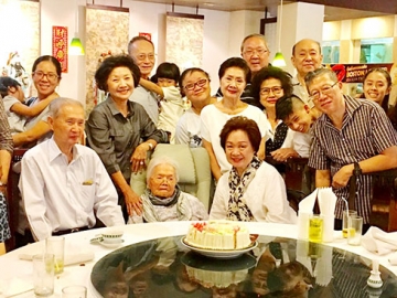 เกินร้อย : คุณแม่สุข ตริยานนท์ ตัดเค้กฉลองวันคล้ายวันเกิดครบ 101 ปี โดยมีลูกๆ ทั้ง 8 ร่วมกันจัดงานเลี้ยงมื้อกลางวัน หลังทำบุญตักบาตรในช่วงเช้า เมื่อวันที่ 10 ธ.ค. 2559 ท่ามกลางลูกๆ หลานๆ ที่มากันพร้อมหน้าด้วยความแช่มชื่นเบิกบาน ในบรรยากาศอันแสนอบอุ่น อาทิ มงคล-นพ.เกรียงศักดิ์-จารุมน ตริยานนท์, พญ.เฉลิมลาภ มงคลสมัย, เพ็ญสินี วรเลิศรัตน์, ไฉไล เจนวัฒนวิทย์ และ ศิวลี กิตติรังสิ ที่ ภัตตาคารรอยัลคิชเช่น ซอยทองหล่อ