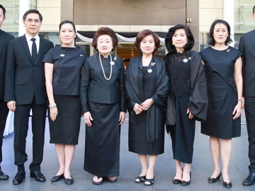 บำเพ็ญกุศลปัญญาสมวาร : พิชัย จิราธิวัฒน์ จัดพิธีบำเพ็ญกุศลอุทิศถวายพระบาทสมเด็จพระปรมินทรมหาภูมิพลอดุลยเดช ด้วยการตักบาตรข้าวสาร อาหารแห้งแด่ภิกษุ สามเณร 999 รูป โดยมี มุกดา จิราธิวัฒน์ เอื้อวัฒนะสกุล, รัตนา จิราธิวัฒน์ นรพัลลภ, สุพัตรา จิราธิวัฒน์, บุษบา จิราธิวัฒน์, ปรีชา เอกคุณากูล,นาถยา จิราธิวัฒน์ พร้อมด้วยพนักงาน บริษัท กลุ่มเซ็นทรัล และผู้ประกอบการร่วมงาน ที่ศูนย์การค้าเซ็นทรัลเวิลด์ ราชประสงค์