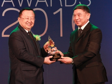 พลังงานสร้างสรรค์...ดีเด่น : พล.อ.อ.ประจิน จั่นตอง รองนายกรัฐมนตรี มอบรางวัล Thailand Energy Awards 2016 ให้แก่ ประชัย เลี่ยวไพรัตน์ ปธ.จนท.บห.บมจ.ทีพีไอ โพลีน ในโครงการผลิตไฟฟ้าจากสายพานลำเลียง Regenerative Downhill Conveyor ซึ่งสามารถผลิตไฟฟ้าป้อนกลับเข้าระบบประมาณ 820 กิโลวัตต์ หรือ 5.5 ล้านหน่วย/ปี หรือ เป็นเงินประมาณ 18 ล้านบาท/ปี มีส่วนช่วยคิดค้นวิธีการประหยัดพลังงาน และนวัตกรรมการประหยัดพลังงานที่มีความหลากหลาย