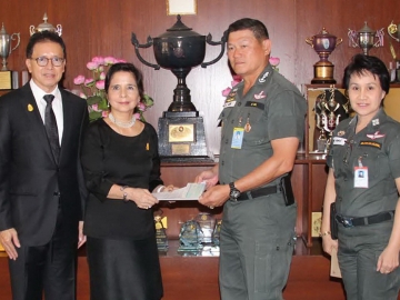 ทุนเรียนดี : ม.ร.ว.ปรียนันทนา รังสิต ประธานมูลนิธิวิภาวดีรังสิต มอบทุนการศึกษา 129 ทุน ให้แก่ พล.ต.ท.เทพ อมรโสภิต ผู้บัญชาการตำรวจตระเวนชายแดน เพื่อมอบให้นักเรียนที่เรียนดีแต่ขาดแคลนทุนทรัพย์ ในโรงเรียนสังกัด ตชด.ภาคใต้ รวม 42 โรงเรียน ที่ กองบัญชาการตำรวจตระเวนชายแดน