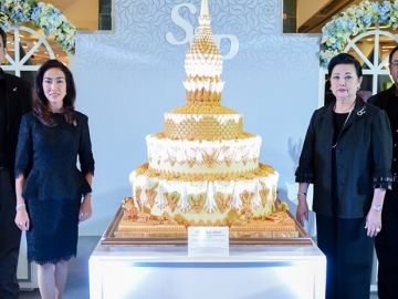 คอลเลคชั่นปีใหม่ 2017 : ภัทรา ศิลาอ่อน ปธ.กก., วิทูร ศิลาอ่อน รอง ผจก.ใหญ่อาวุโสธุรกิจอาหารในประเทศ และ กำธร-มณีสุดา ศิลาอ่อน รอง ผจก.ใหญ่อาวุโสสายการผลิตและซัพพลายเชน, ผจก.ฝ่ายสื่อสารองค์กร บมจ.เอส แอนด์ พี ซินดิเคท เปิดงาน “Season’s Giving” ที่ ศูนย์การค้าเซ็นทรัล พระราม 9