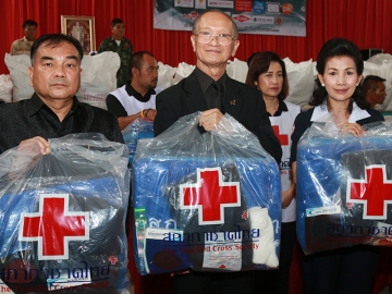 ถวายเป็นพระราชกุศล : พล.ท.นพ.อำนาจ บาลี ผอ.สำนักงานบรรเทาทุกข์และ
ประชานามัยพิทักษ์ สภากาชาดไทย เปิดกิจกรรมบรรเทาภัยหนาว โดยมี ปัทมา วิทย์ดำรงค์ นายกเหล่ากาชาดจังหวัดนครพนม และ ประทีป ฤทธิกุล รอง ผวจ.
นครพนม ร่วมต้อนรับ ณ ที่ว่าการอำเภอโพนสวรรค์ จังหวัดนครพนม