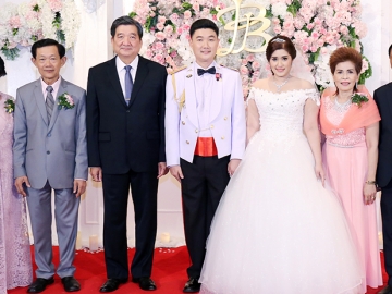 บัญชาการรัก : พล.อ.ศิริชัย ดิษฐกุล รมว.แรงงาน เป็นประธานพิธีฉลองมงคลสมรส ระหว่าง ร.ท.หญิง ภคอร พ่วงอำภัย บุตรี พล.ต.ธนายุทธ-ทิพย์วรรณ พ่วงอำภัย กับ พ.ท.ธนัชพันธ์ เอกสิทธิเกิดผล บุตร โรจณัฏฐ์-
นลินทิพย์ เอกสิทธิเกิดผล ที่ โรงแรมมิราเคิล แกรนด์ คอนเวนชั่น