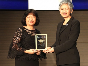 ต่อเนื่องปีที่ 2 : วิไล เคียงประดู่ ผช.กก.ผอ.อาวุโส ส่วนงานประชาสัมพันธ์ เอไอเอส รับรางวัล “รายงานความยั่งยืนดีเด่น ประจำปี 2559” จาก อรนุช อภิศักดิ์ศิริกุล กก.สมาคมบริษัทจดทะเบียนไทย ในฐานะองค์กรที่เผยแพร่ข้อมูลอย่างโปร่งใส ครบถ้วน และเป็นประโยชน์ต่อกลุ่มผู้ลงทุน ที่ตลาดหลักทรัพย์ฯ