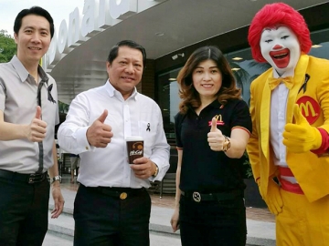 สาขาใหม่ล่าสุด มร.เฮสเตอร์ ชิวปธ.จนท.บห.บจก.แมคไทย พร้อมด้วย เพชรัตน์ อุทัยสางปธ.จนท.บห.ฝ่ายการตลาด และ ปราโมทย์ งามเกริกโชติ ผอ.ฝ่ายปฏิบัติการ ร่วมเปิดร้านแมคโดนัลด์ บนทำเลเลียบชายหาดพัทยาเหนือ เพื่อให้บริการเมนูหลากหลายคุณภาพในบรรยากาศสบาย ตลอด 24 ชั่วโมง