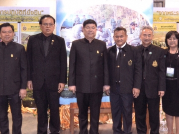 ตามรอยพ่อ : พล.อ.สุรศักดิ์ กาญจนรัตน์ รมว.ทรัพยากรธรรมชาติและสิ่งแวดล้อม ชมนิทรรศการขององค์การอุตสาหกรรมป่าไม้ ภายใต้แนวคิด “จากพระราชดำรัส สู่การปฏิบัติที่ยั่งยืน” ในงานวันสิ่งแวดล้อมไทย โดยมี เกษม วัยวุฒิ รองผอ.องค์การอุตสาหกรรมป่าไม้ ต้อนรับ ที่ศูนย์ฯ อิมแพค เมืองทองธานี