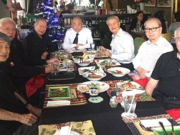 นักเรียนเก่าอังกฤษ รุ่น 1952 : วาริน-สินธุ พูนศิริวงศ์, ร.อ.ขจิต หัพนานนท์, อมเรศ ศิลาอ่อน, อำนวย เกษมทรัพย์, ถวัลย์ เจริญผล และ สุวิทย์ หัพนานนท์ นัดสังสรรค์รื้อฟื้นความหลังครั้งศึกษาที่ Southern On Sea ย่านศูนย์กลางทางธุรกิจที่สำคัญของเมือง ในด้านการ
จัดการระบบการเรียนการสอนที่สนับสนุนการเรียนรู้ของนักเรียนอย่างมีประสิทธิภาพ ของสหราชอาณาจักร ที่ร้าน My Collection home Cusine เอกมัย ซอย 10 ถนนสุขุมวิท 63