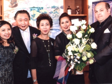 ขอให้ขายดี : แมทธิว เรโนลด์ ผจก.โรงแรมปทุมวัน ปริ๊นเซส มอบดอกไม้ยินดีกับ โจ-โรสลิน-แจ็คการีน ซิม ในโอกาสเปิดห้องอาหารญี่ปุ่น “ทัตสึมิ” ที่ชั้น 2 ของโรงแรมปทุมวัน ปริ๊นเซส ติด MBK Center โดยมี อาทร วนาสันตกุล รอง กก.ผจก.สายการเงิน บจก.เอ็ม บี เค โฮเต็ล แอนด์ ทัวร์ริซึ่ม ร่วมยินดี