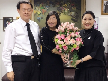 อวยพรปีใหม่ : ผาณิต พูนศิริวงศ์ รับมอบของขวัญและดอกไม้จากศิษย์เก่าหนังสือพิมพ์แนวหน้า กฤษฎา-วิภาวรรณ มหาดำรงค์กุล กก.ผจก.โรงแรมสวิสโซเทล เลอ คองคอร์ด ถนนรัชดาภิเษก และ บจก.ศรีทองพาณิชย์ ซึ่งมาส่งความปรารถนาดีเป็นประจำทุกปี ที่ สำนักงาน นสพ.แนวหน้า ถนนวิภาวดีรังสิต