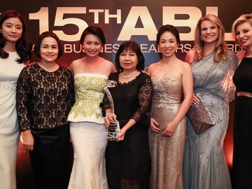 ไทย...รายเดียว : วิไล เคียงประดู่ ผช.กก.ผอ.อาวุโส ส่วนงานประชาสัมพันธ์ เอไอเอส รับรางวัล “Corporate Social Responsibility Award 2016” ในฐานะองค์กรที่ทำประโยชน์เพื่อสังคมดีเด่นในเอเชีย จากงาน 15th Asia Business Leaders Award 2016 จัดโดย CNBC ที่ กรุงจาการ์ตา สาธารณรัฐอินโดนีเซีย