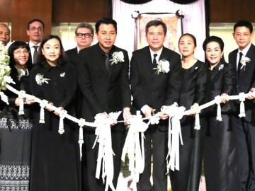 ผลงาน 10 ศิลปิน : ชาติชาย อุทัยพันธ์ ผวจ.สมุทรปราการ และ นิตินัย ศิริสมรรถการ กก.ผอ.ใหญ่ บมจ.ท่าอากาศยานไทย เปิดนิทรรศการ “น้อมรำลึกในพระมหากรุณาธิคุณพระบาทสมเด็จพระปรมินทรมหาภูมิพลอดุลยเดช” ที่ โรงแรมโนโวเทล สุวรรณภูมิ แอร์พอร์ต โดยมี มร.คริสตอฟ เจอโฟรย์ ผจก. ต้อนรับ