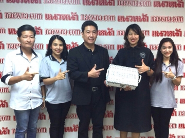 สวัสดีปีใหม่ : ผรณเดช พูนศิริวงศ์ กรรมการผู้จัดการ บริษัท หนังสือพิมพ์แนวหน้า จำกัด ต้อนรับทีมประชาสัมพันธ์กลุ่มตรีเพชร นำโดย อร รักติประกร ผู้ช่วยผู้จัดการทั่วไป บริษัท ตรีเพชรอีซูซุเซลส์ จำกัด ที่มาสวัสดีปีใหม่และอวยพรแก่ทีมงานกองบรรณาธิการ หนังสือพิมพ์แนวหน้า ที่ สำนักงาน นสพ.แนวหน้า หลักสี่