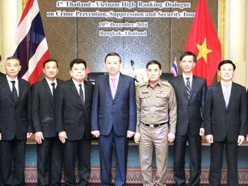 ร่วมมือทวิภาคี : พล.ต.อ.จักรทิพย์ ชัยจินดา ผบ.ตร. และ พล.ท.อาวุโส โต เลิม รมว.กระทรวงความมั่นคงสาธารณะแห่งเวียดนาม เป็นประธานการประชุมร่วมระหว่างสำนักงานตำรวจแห่งชาติ และ กระทรวงความมั่นคงสาธารณะแห่งเวียดนาม ครั้งที่ 1 และลงนามข้อตกลงร่วมฯ โดยมี พล.ต.อ.สุเทพ เดชรักษา, พล.ต.ท.สุชาติ ธีระสวัสดิ์, พล.ต.ท.ศักดา ชื่นภักดี พร้อมตำรวจระดับผู้บริหาร สาธารณรัฐสังคมนิยมเวียดนาม ร่วมประชุม ที่โรงแรมดุสิตธานี เมื่อวันที่ 20 ธันวาคม 2559