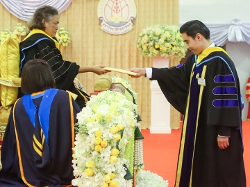 สมเด็จพระเทพรัตนราชสุดาฯ สยามบรมราชกุมารี เสด็จฯ แทนพระองค์ไปในการพระราชทานปริญญาบัตรแก่ผู้สำเร็จการศึกษาจาก มหาวิทยาลัยนครพนม ประจำปีการศึกษา 2558 (ในภาพ) พระราชทานปริญญาบริหารธุรกิจดุษฎีบัณฑิตกิตติมศักดิ์ สาขาวิชาการจัดการ แก่ นายอัศวิน เตชะเจริญวิกุล ประธานเจ้าหน้าที่บริหาร บมจ.เบอร์ลี่ ยุคเกอร์ และ ประธานเจ้าหน้าที่บริหาร บมจ.บิ๊กซี ซูเปอร์เซ็นเตอร์ ณ อาคารศรีโคตรบูรณ์ มหาวิทยาลัยนครพนม จังหวัดนครพนม