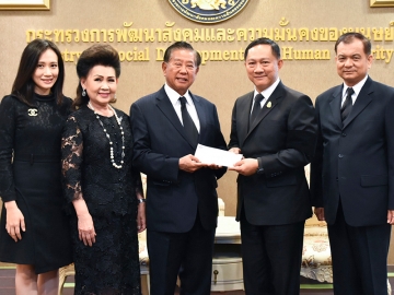 สนับสนุนทุนการศึกษา : ประจักษ์-ละออ ตั้งคารวคุณ ประธานที่ปรึกษากลุ่มบริษัททีโอเอ และ เรือโท พญ.ปิยะชนก ตั้งคารวคุณ มอบเงิน 5 แสนบาท ให้แก่ พล.ต.อ.อดุลย์ แสงสิงเเก้ว รมว.การพัฒนาสังคมและความมั่นคงของมนุษย์ เพื่อ
เป็นทุนการศึกษาให้แก่โรงเรียนปิยะมหาราชาลัย จ.นครพนม