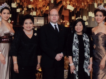 ต้นไม้ทองคำของพ่อ : วิภาวรรณ มหาดำรงค์กุล กก.ผจก.โรงแรมสวิสโฮเต็ล เลอ คองคอร์ด กรุงเทพฯ เปิดงาน “ใต้ร่มพระบารมี” ให้แขกของโรงแรมได้ร่วมเขียนการ์ดถวายคำอาลัยนำไปแขวนที่ต้นไม้ ได้ถึง 21 ม.ค.2560 ที่บริเวณล็อบบี้ โรงแรม โดยมี บรูโน รอทส์เซลด์ ผจก.ทั่วไป โรงแรม ร่วมต้อนรับแขก โดยนำรายได้ทั้งหมดไม่หักค่าใช้จ่ายทูลเกล้าฯถวาย สมเด็จพระเทพรัตนราชสุดาฯ สยามบรมราชกุมารี เพื่อมอบให้โรงเรียนเฉลิมพระเกียรติ 48 พรรษา จ.ลำพูน