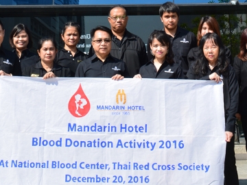 รวมพลังใจให้โลหิต : อาทิตย์ ไวทยะพัธน์ ผู้จัดการทั่วไป โรงแรมแมนดาริน และ สิริกุล ไกรบุญ ผู้ช่วยผู้จัดการทั่วไป นำฝ่ายบริหารและพนักงานโรงแรมแมนดาริน ร่วมใจกันบริจาคโลหิตถวายเป็นพระราชกุศลแด่ พระบาทสมเด็จพระปรมินทรมหาภูมิพลอดุลยเดช ที่ ศูนย์บริการโลหิตแห่งชาติ สภากาชาดไทย