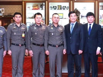 ต้านภัยข้ามชาติ : พล.ต.ท.เดชา บุตรน้ำเพชร รรท.ผู้ช่วยผู้บัญชาการตำรวจแห่งชาติ ต้อนรับ เหริน เจียนจุน รองอธิบดีกรมรักษาความมั่นคง มณฑลชานตง สาธารณรัฐประชาชนจีน และคณะ ในโอกาสเข้าพบเพื่อหารือเกี่ยวกับอาชญากรรมข้ามชาติและการต่อต้านการก่อการร้าย ที่ สำนักงานตำรวจแห่งชาติ