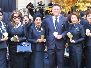 สำนึกในพระมหากรุณาธิคุณ : ปัทมา โยชิมุระ ผจก.โรงแรมอินเตอร์คอนติเนนตัล, คุณหญิงโรส บริบาลบุรีภัณฑ์ ปธ.กก.ที่ปรึกษา มูลนิธิเด็กโสสะแห่งประเทศไทย และ พล.ต.ต.นรวัฒน์ เจริญรัชต์ภาคย์ ร่วมกิจกรรม “รวมใจภักดิ์ สืบสานพระราชปณิธานเพื่อแผ่นดินไทย” ที่ สถานีวิทยุโทรทัศน์กองทัพบก (ททบ.5)