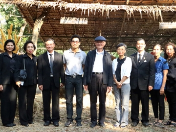 งานสังคมสุขใจ มีชัย ฤชุพันธุ์ ประธานคณะกรรมการร่างรัฐธรรมนูญ (กรธ.) พร้อมคณะ แวะชมงาน “ตามรอยพระบาท สัมผัสวิถีเกษตรพอเพียง” และพบปะพ่อค้าแม่ค้า เกษตรกร รวมถึงภาคีเครือข่ายโครงการสามพรานโมเดล โดยมี อรุษนวราช เลขานุการมูลนิธิสังคมสุขใจ ต้อนรับ ที่สวนสามพราน จ.นครปฐม