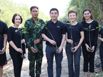 “รวมพลังแห่งความภักดี” สมชัย เลิศสุทธิวงศ์ ประธานเจ้าหน้าที่บริหารเอไอเอส  และพนักงานจิตอาสา ร่วมกิจกรรมปลูกป่า 890 ต้น เพื่อถวายเป็นพระราชกุศลแด่ พระบาทสมเด็จพระปรมินทรมหาภูมิพลอดุลยเดช ที่ศูนย์ศึกษาธรรมชาติกองทัพบก เฉลิมพระเกียรติ 72 พรรษา มหาราชินี จ.สมุทรปราการ