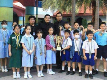 นักกีฬาเยาวชน ผศ.ดร.นพดล กองศิลป์ ผู้อำนวยการโรงเรียนสาธิตมหาวิทยาลัยศรีนครินทรวิโรฒประสานมิตร (ฝ่ายประถม) ร่วมยินดีกับบรรดาลูกศิษย์ที่เข้าแข่งขันกีฬาปิงปอง กรมพลศึกษา ประจำปี 2559 และได้รับถ้วยรางวัลพร้อมด้วย 5 เหรียญทอง,6 เหรียญเงิน และ 5 เหรียญทองแดง