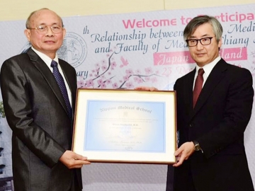 ความร่วมมือเข้มแข็ง : Prof.Akihiko Gemma อธิการบดี Nippon Medical School (NMS) มอบปริญญาดุษฎีบัณฑิตกิตติมศักดิ์ให้แก่ ศ.คลินิก นพ.นิเวศน์ นันทจิต อธิการบดี มหาวิทยาลัยเชียงใหม่ ในโอกาสเฉลิมฉลอง 50 ปี ความร่วมมือวิชาการระหว่างคณะแพทยศาสตร์ มช. และ NMS ที่คณะแพทยศาสตร์ มช.