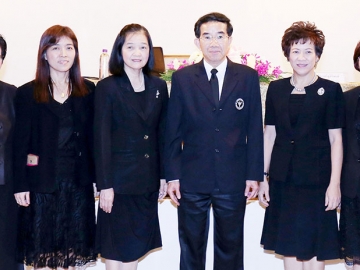 จากรุ่นสู่รุ่น : นพ.ณัฐวุฒิ ประเสริฐสิริพงศ์ ผู้ตรวจราชการกระทรวงสาธารณสุข เขตสุขภาพที่ 11 เปิดการประชุมเรื่อง “การถ่ายทอดมาตรฐานการพยาบาลในชุมชนสู่การปฏิบัติ” จัดโดย ดร.กาญจนา จันทร์ไทย ผอ.สำนักการพยาบาล โดยมี ดร.ธีรพร สถิรอังกูร รอง ผอ.ร่วมงาน ที่โรงแรมมิราเคิล แกรนด์ คอนเวนชั่น