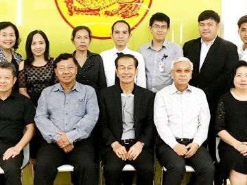 29 ม.ค.2560 : วิเชียร ชวลิต นายกสมาคมรัฐศาสตร์แห่งมหาวิทยาลัยธรรมศาสตร์ในพระบรมราชูปถัมภ์ ประชุมเตรียมงาน “สิงห์แดงรวมใจ น้อมรำลึก ธรรมราชา” เพื่อเทิดพระเกียรติและสำนึกในพระมหากรุณาธิคุณ พระบาทสมเด็จพระปรมินทรมหาภูมิพลอดุลยเดช ที่คณะรัฐศาสตร์ มหาวิทยาลัยธรรมศาสตร์ ท่าพระจันทร์