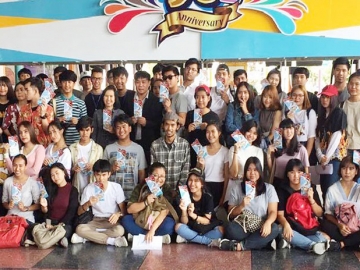 ประสบการณ์นอกห้องเรียน : พรศรี จันทรขัมมา ผจก.ฝ่ายประชาสัมพันธ์ สยามพาร์คซิตี้ สวนสยาม ต้อนรับ จุมพล โพธิสุวรรณ อาจารย์คณะบริหารธุรกิจฯ มหาวิทยาลัยเทคโนโลยีราชมงคลตะวันออก วิทยาเขตจักรพงษภูวนารถ พร้อมคณะนักศึกษาที่มาเยี่ยมชมเสริมการเรียนรู้ ที่สยามพาร์คซิตี้ สวนสยาม