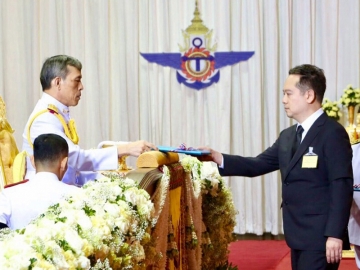 สมเด็จพระเจ้าอยู่หัวมหาวชิราลงกรณ บดินทรเทพยวรางกูร   เสด็จฯ ไปในการพระราชทานปริญญาบัตร วิทยาลัยป้องกันราชอาณาจักร และเข็มรัฏฐาภิรักษ์ ให้แก่ พ.อ.ดร.นาฬิกอติภัค แสงสนิท ผู้อำนวยการองค์การบริหารการพัฒนาพื้นที่พิเศษเพื่อการท่องเที่ยวอย่างยั่งยืน  (องค์การมหาชน) ณ อาคารใหม่สวนอัมพร