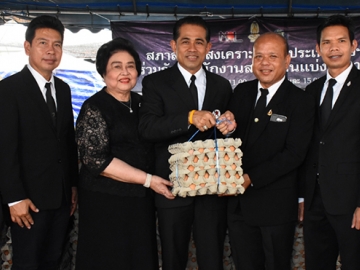 โครงการน้ำพระทัยพระราชทาน   พล.ต.หญิงคุณหญิงอัสนีย์ เสาวภาพ ประธานสภาสังคมสงเคราะห์ฯ รับมอบไข่ไก่ 50,000 ฟอง จากคณะองค์การบริหารส่วนจังหวัดพัทลุง เพื่อนำไปปรุงอาหารเลี้ยงประชาชนที่มาถวายสักการะพระบรมศพพระบาทสมเด็จพระปรมินทรมหาภูมิพลอดุลยเดช  ณ ท้องสนามหลวง