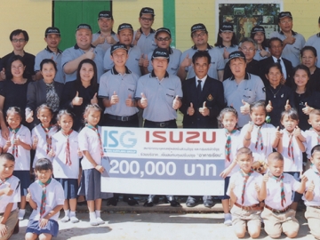 เพื่อการศึกษา     มร.โนริทากะ อิเคดะ รองประธานฝ่ายจัดซื้อ บริษัท อีซูซุ มอเตอร์ (ประเทศไทย) จำกัด ในนามคณะบุคคลผู้ผลิตชิ้นส่วนอีซูซุ มอบเงิน 2 แสนบาท ให้แก่ กมล ศิริสลุง ผอ.โรงเรียนวัดโคกสลุง จ.ลพบุรี เพื่อสมทบทุนปรับปรุงอาคารเรียนให้ทันสมัยและสภาพแวดล้อมมีบรรยากาศที่เอื้อต่อการเรียนรู้