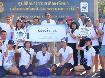 ฟื้นฟูป่าชายเลน     มร.คริสตอฟ เจอโฟรย์ ผู้จัดการทั่วไป โรงแรมโนโวเทล สุวรรณภูมิ แอร์พอร์ต นำคณะผู้บริหารและพนักงาน ร่วมปลูกต้นโกงกาง กว่า 500 ต้น เพื่อเป็นแนวป้องกันทางธรรมชาติรักษาชายฝั่งทะเลและอนุรักษ์พื้นที่อนุบาลสัตว์ทางทะเลด้วย ที่ ศูนย์ศึกษาธรรมชาติกองทัพบก (บางปู) จ.สมุทรปราการ