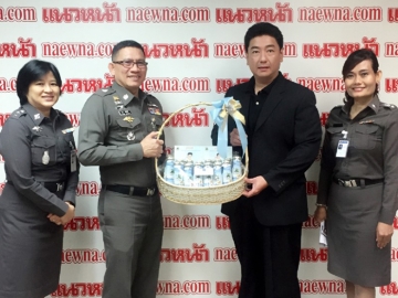 อวยพรปีใหม่      ผรณเดช พูนศิริวงศ์ กก.ผจก.บริษัท หนังสือพิมพ์แนวหน้า จำกัด รับมอบของขวัญปีใหม่จาก พล.ต.ต.สุนทร เฉลิมเกียรติ ผบก.กองบัญชาการตำรวจปราบปรามยาเสพติด (บช.ปส.), พ.ต.อ.หญิง ธชกานต์ ปัทมะศิริ ผกก.ฝ่ายป้องกันอาชญากรรม บช.ปส.และ พ.ต.ท.หญิง จินดารัตน์ ละมูลพันธ์ รอง ผกก.ฝ่ายป้องกันอาชญากรรม บช.ปส.ที่มาส่งความสุขปีใหม่แก่ทีมงานกองบรรณาธิการแนวหน้า