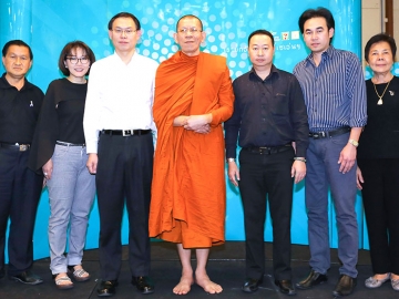 “เรายกวัดมาไว้ที่เซเว่นฯ” : ยุทธศักดิ์ ภูมิสุรกุล รองกก.ผจก.บมจ.ซีพี ออลล์ และประธานพุทธปัญญาชมรม นิมนต์ พระเทพปริยัติมุนี เจ้าอาวาสวัดหงส์รัตนารามราชวรวิหาร บรรยายธรรมหัวข้อ “ปัญญาเหนือโลก” หนึ่งในโครงการส่งเสริมพระพุทธศาสนา พัฒนาคุณธรรม-จริยธรรม ที่อาคารซีพีทาวเวอร์ สีลม